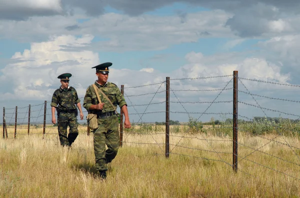 Rusia, región de Saratov, 9 de julio de 2007. Guardias fronterizos inspeccionan la zona neutral en la frontera entre Rusia y Kazajstán en ejercicios para detener a terroristas . Imágenes de stock libres de derechos