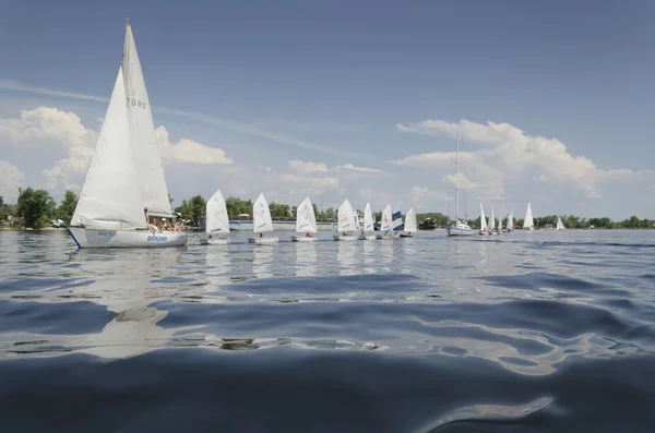 Saratow, russland, 13. Juni 2013, die Yachtparade auf der Wolga, die dem Tag Russlands gewidmet ist. — Stockfoto