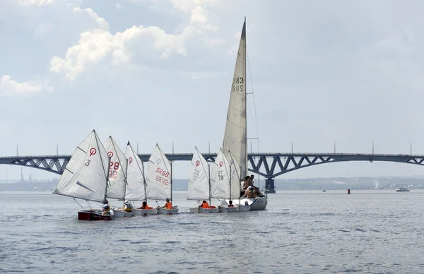 Saratov, Rússia, 13 de junho de 2013, o desfile de iates no Volga dedicado ao Dia da Rússia . Fotografia De Stock