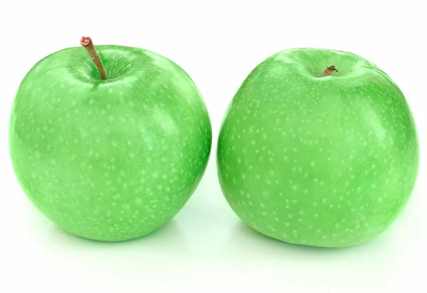 Два великих зелених яблука на білому — стокове фото
