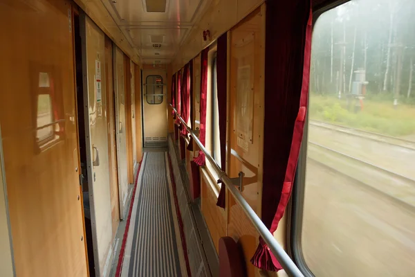 Interior do antigo corredor de transporte ferroviário ucraniano em movimento — Fotografia de Stock