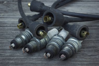 Eski bujiler ve yüksek voltaj kabloları motor için kullanılıyor. Yıllarca süren kullanım ve değişiklikten sonra durum gerekli.