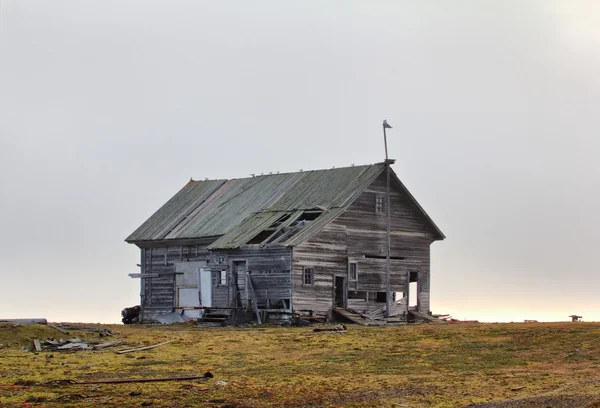 Terk edilmiş eski av evde tundra Novaya Zemlya adalar — Stok fotoğraf