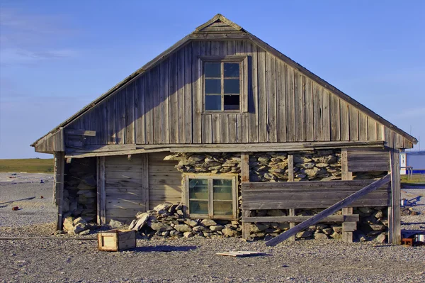 Drie lagen huis van oude poolstation op de oever van de Barentszzee. Cape witte neus, Joegor-schiereiland, verwoeste door orkaan en krachtige storm — Stockfoto