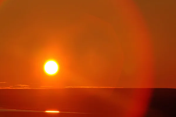 Ήλιος του Μεσονυκτίου κατά την πολική ημέρα. Αύγουστο, Αρκτική. 75 μοίρες βόρεια latitud — Φωτογραφία Αρχείου
