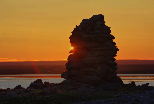 Costruito in pietra Cairn al tramonto, a mezzanotte, il giorno polare — Foto Stock