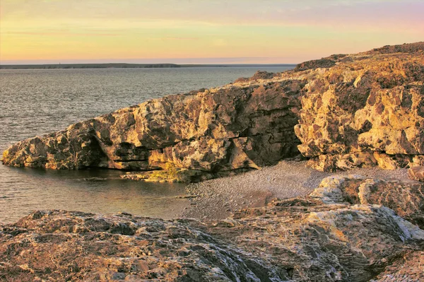 Hermoso cabo en estrecho entre las islas del Ártico — Foto de Stock