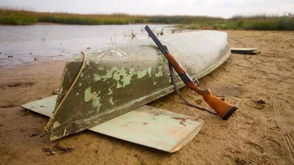 Équipement principal de chasseur de canards peu exigeant - canot et fusil de chasse — Photo