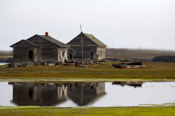 Estación polar abandonada. Construido en el estrecho de Kara en el archipiélago de Novaya Zemlya en 1934 — Foto de Stock