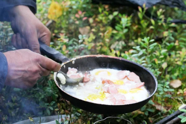 Yangın yumurta pişirme alışılmadık bir şekilde — Stok fotoğraf