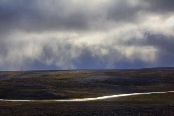 Schaarse landschap van koude arctische woestijn. Nova Zembla archipel. Kernproeven variëren 3 — Stockfoto