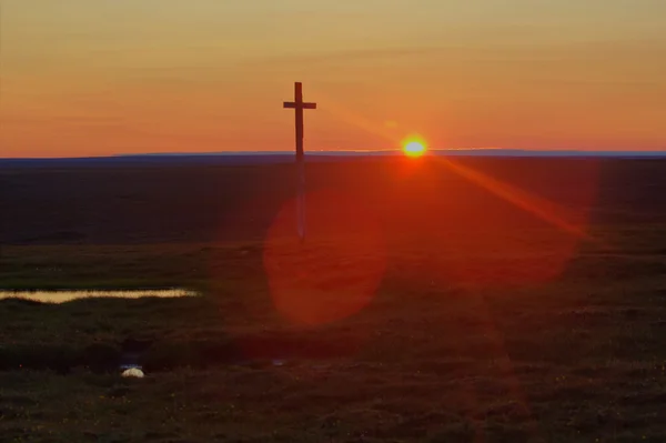 Gammal, kors, på bakgrund, av, inställning, sö, A, natt, in,, Polart dag, Novaja, Zemlja, skärgården., Arctic — Stockfoto