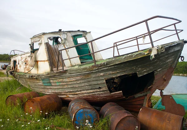 Старая китобойная лодка застряла на берегу — стоковое фото