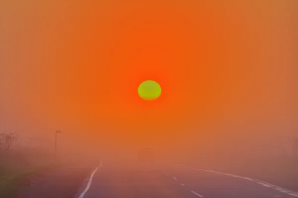 Anreise mit dem Auto auf der Autobahn bei Sonne, Sonnenaufgang — Stockfoto