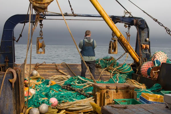 Rusya, Pasifik Okyanusu - 4 Eylül 2011: balıkçı trol üzerinde çalışır. Fırlatma için trol hazırlanması filme