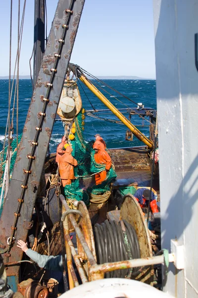 RUSSIA,  Pacific ocean - September 5, 2011: Marine fishing 1. The trawler pulls snurrevaad from the waters of the Pacific ocean — Stock Photo, Image