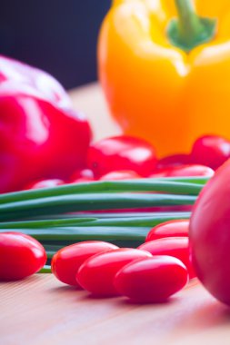 Ahşap arka planda sebzeler