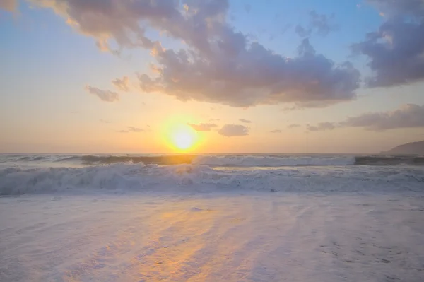 Napkelte a Földközi-tenger a strandon — Stock Fotó