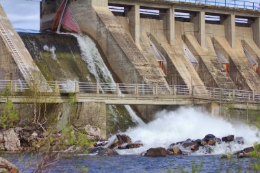 Güçlü su deşarj santral kapıdan