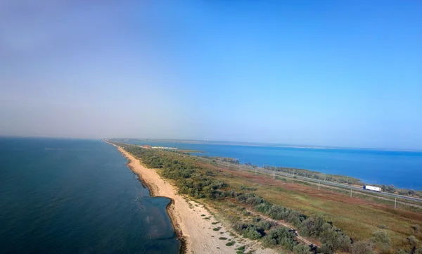 鸟瞰全景路到克里米亚的刻赤海峡 — 图库照片