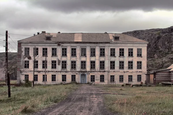 山に放棄された学校の家 — ストック写真