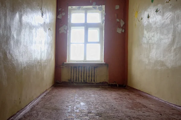 Yıllar önce okulda terk edilmiş Oda — Stok fotoğraf