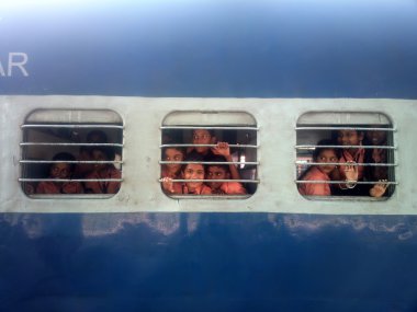 Çocuklar okul pencere Izgaralar, tren