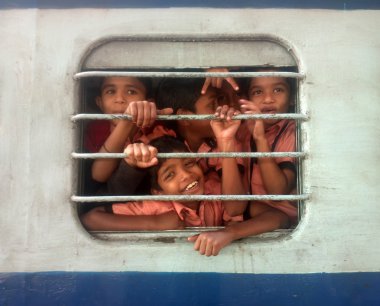 Çocuklar okul pencere Izgaralar, tren