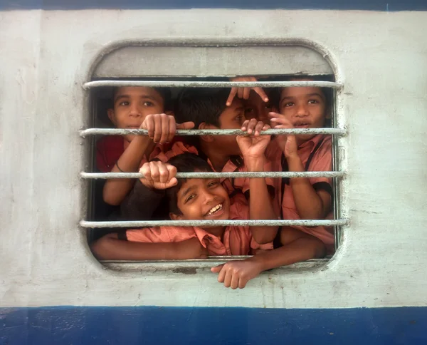 Schulkinder im Zug an den Fenstergittern — Stockfoto