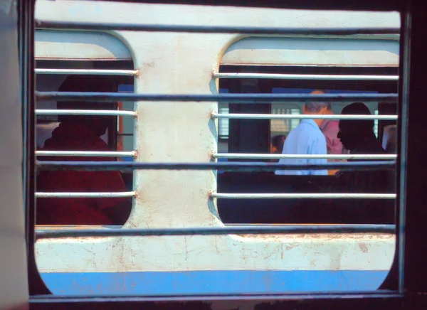 A passenger train arrives on the platform — Stock Photo, Image