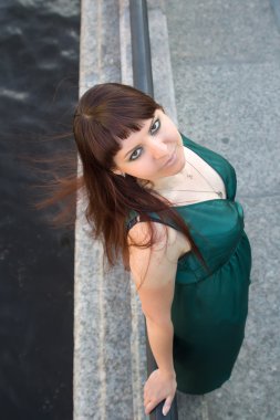 Görünümü kız 1 yukarıdan aşağıya ve aşağıdan yukarıya dikey