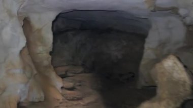Mağara derelerle yıkanır.