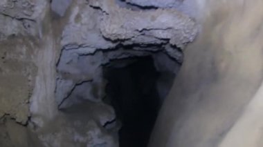 Mağara derelerle yıkanır.