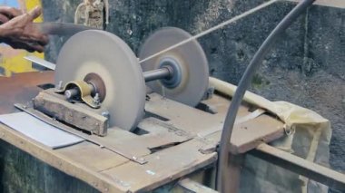 Bıçak bileyicisi bıçakları biler.