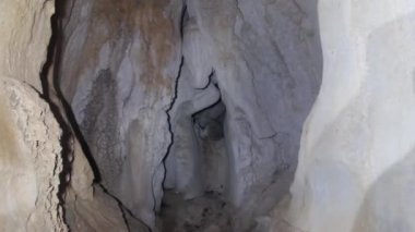 Mağara derelerle yıkanır.