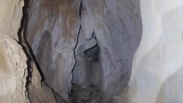 Пещера омывается ручьями — стоковое видео