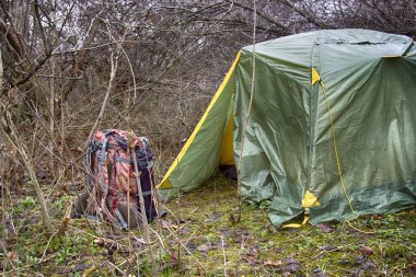 Yoğun çalılıklarda saklı bir çadır. Vahşi turizm nüfuslu bir bölge değildir.