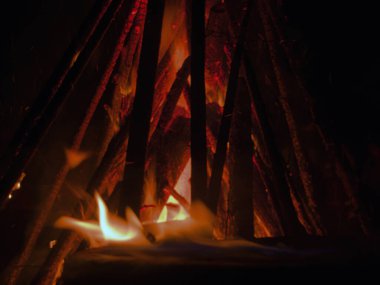 Ateş elementi, tatilde büyük bir gece yangını. Dans kıvılcımları, Pyromania, Zoroastrian