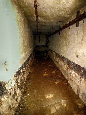 Askeri turizm ve video oyunu. Baltık 'taki ikinci dünya savaşından kalma yeraltı sığınağı: kapılar, beton ve demirler, çelik tavanlar.