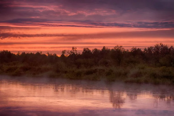 川の暖かい夏の雨 水の上に光霧 8月の夜 — ストック写真