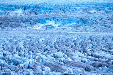 Kuzey Kutbu 'nun sert buzulları. Canlı buzullar. Yüksek kaya çubuğunda buzlar. Novaya Zemlya takımadaları, Kuzey Adası. Helikopterden görüntüle