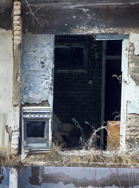 アジアの山の幽霊の町のバルコニー遺跡 完全に破壊された家のアパート — ストック写真
