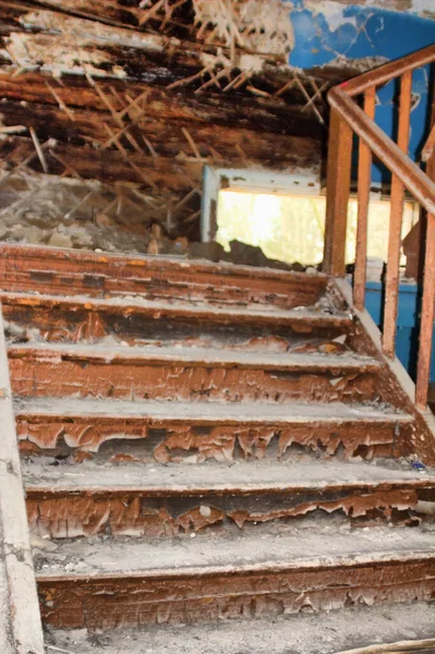 Muy Viejo Dilapidado Peligrosamente Inestable Desmoronamiento Casa —  Fotos de Stock