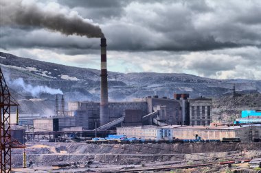 İnsan faaliyetlerinin acımasız bir resmi. Atmosfer kirliliği ve Dünya yüzeyinin dönüşümü. Bakır-Nikel değirmeni