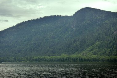 Dağ Gölü güzel ve uzak plajlar. Teletskoye Altai dağlık gölünde