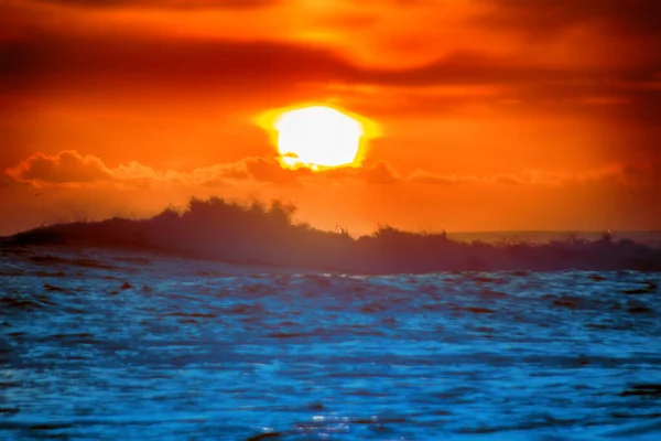 Tropik Deniz Günbatımının Renkleriyle Dolu Dalgalar Sahile Vuruyor — Stok fotoğraf