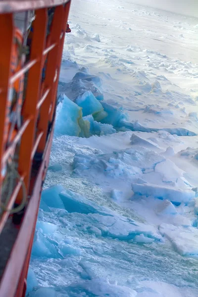 核动力破冰船在通往北极的路上 强力第一年冰 2016年89度 — 图库照片