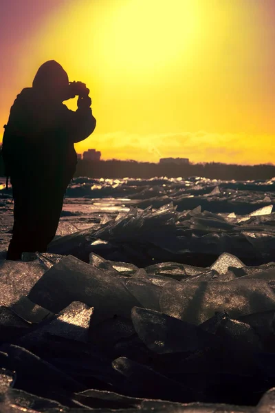 Прогулки Зимой Морю Солнечный Теплый Закат Силуэты Человека — стоковое фото