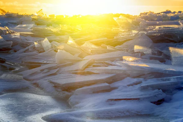 楽しい気分だ 春は輝き 氷の融解に輝きます 太陽が目に当たる — ストック写真