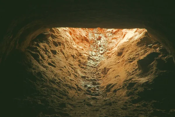 Grävare Gruvarbetare Mörk Grotta Tunnel Som Leder Ljuset — Stockfoto